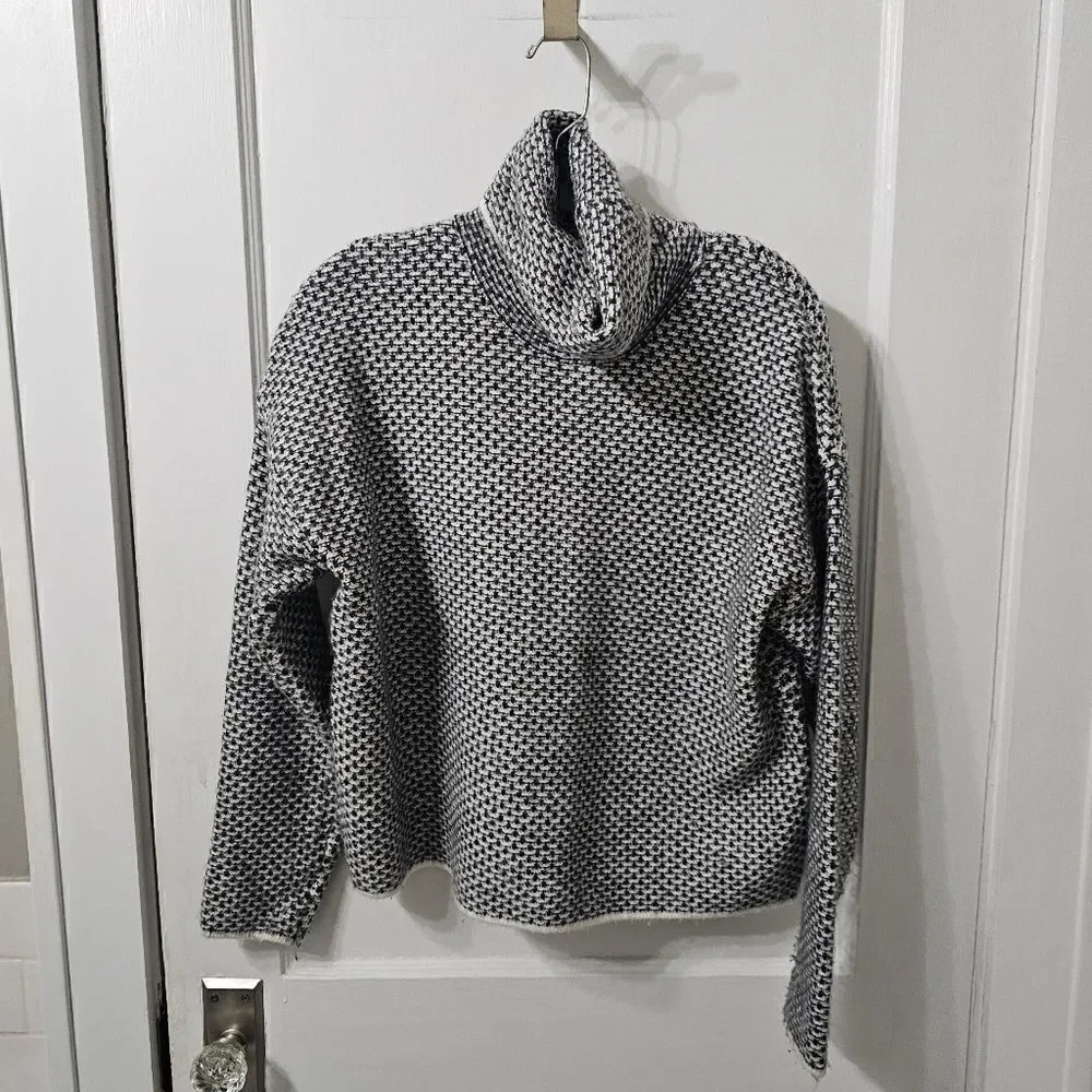 Christian Siriano New York Turtleneck Sweater sz small, in excellent condition